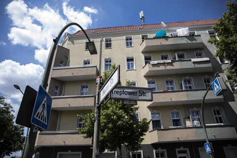 In engen Wohnverhältnissen so wie hier in einem Neuköllner Mietshaus kann sich das Coronavirus schnell verbreiten