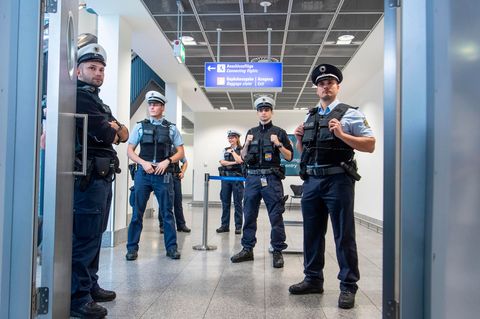 Beamte der Bundespolizei auf dem Frankfurter Flughafen (Archivbild)