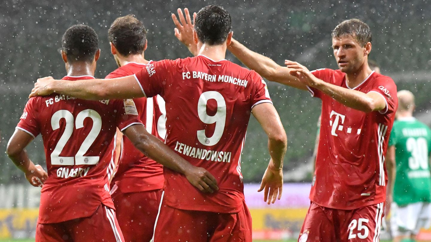 Robert Lewandowski von den Bayern feiert mit seinen Teamkollegen den Führungstreffer