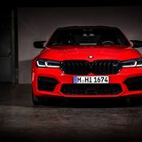 Die Front strahlt eine sportliche Präsenz aus