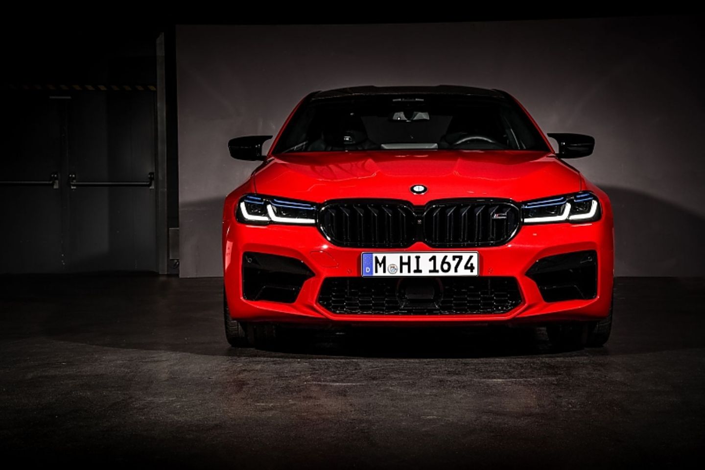 Die Front strahlt eine sportliche Präsenz aus