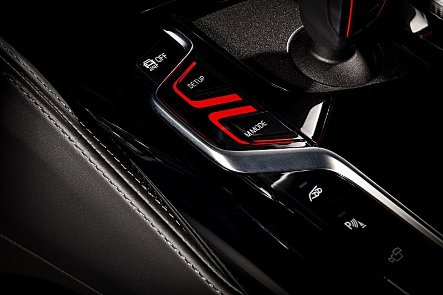 Mit diesen beiden Knöpfen stellt man den BMW M5 Competition scharf