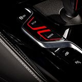 Mit diesen beiden Knöpfen stellt man den BMW M5 Competition scharf