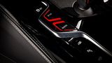 Mit diesen beiden Knöpfen stellt man den BMW M5 Competition scharf