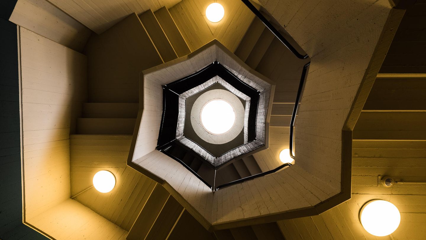 Puristisch, funktional und viel Beton: Detail in einem der Treppenhäuser mit natürlichem Ober- und Kunstlicht.