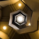 Puristisch, funktional und viel Beton: Detail in einem der Treppenhäuser mit natürlichem Ober- und Kunstlicht.