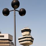 Bild 1 von 10 der Fotostrecke zum Klicken  Baudenkmal der Spätmoderne: Der Berliner Flughafen Tegel, den der Fotograf Peter Ortner in Aufnahmen dokumentiert hat: "The Essence of Berlin-Tegel" heißt sein gerade im Jovis Verlag veröffentlichte Bildband.