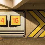 Das Besondere an diesem Gesamtkunstwerk ist die Formen- und Farbsprache der Architekten und des Malers Werner Nöfer, der das Leitsystem entwickelte.