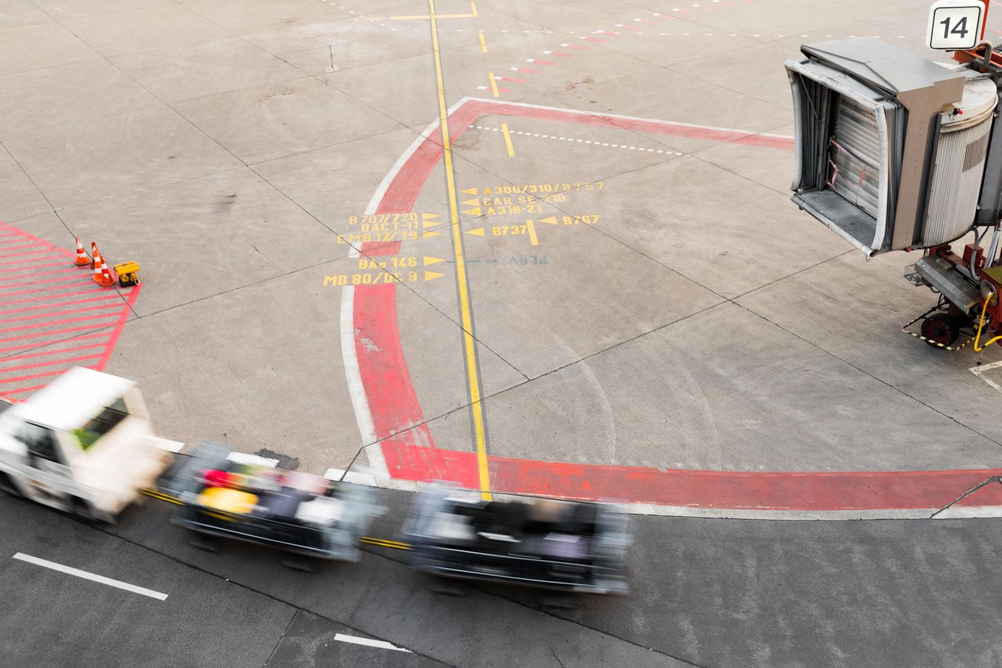 Am sechseckigen Linearterminal A wurde der Flugverkehr an 14 Fluggastbrücken abgewickelt