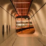 Zugang durch den Betontunnel für Fußgänger zum Terminal. Als geometrische Muster dienten Sechsecke, Sechzig-Grad-Winkel und abgerundete Ecken.