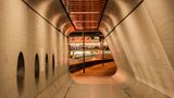 Zugang durch den Betontunnel für Fußgänger zum Terminal. Als geometrische Muster dienten Sechsecke, Sechzig-Grad-Winkel und abgerundete Ecken.