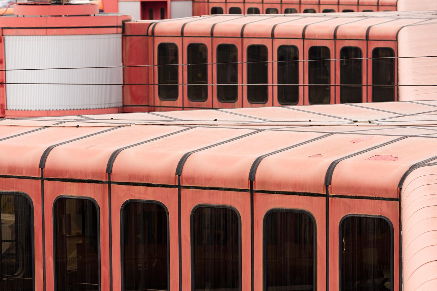 Die Architekten entwarfen nicht nur das Terminal, sondern auch Hangars, Luftfrachtgebäude, Energiezentrale und Bushaltestellen.