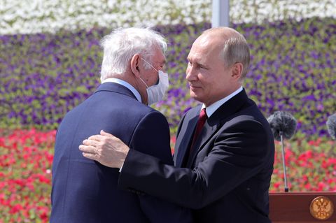 Putin ehrt den Kinderchirurgen Leonid Roschal am "Tag Russlands" - mit Umarmung und ohne Maske