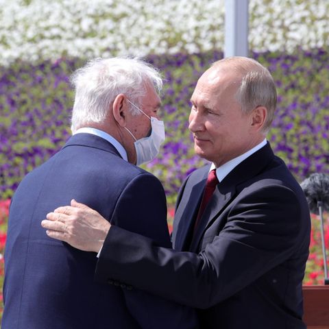 Putin ehrt den Kinderchirurgen Leonid Roschal am "Tag Russlands" - mit Umarmung und ohne Maske