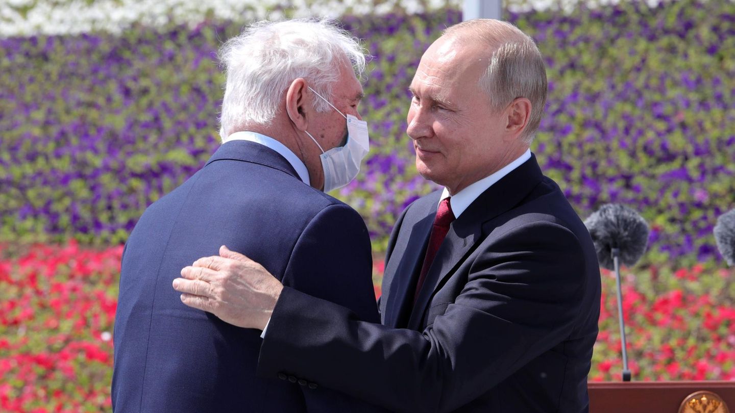 Putin ehrt den Kinderchirurgen Leonid Roschal am "Tag Russlands" - mit Umarmung und ohne Maske