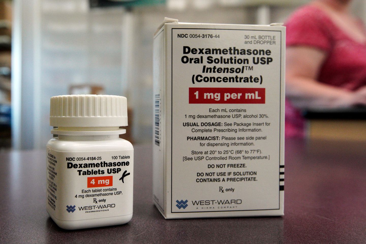 Dexamethason steht auf dem Tresen einer Apotheke