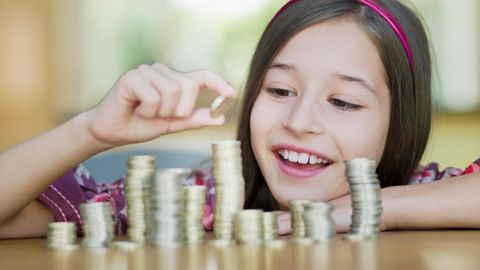 Mädchen beim Geld zählen