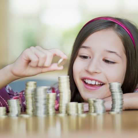 Mädchen beim Geld zählen