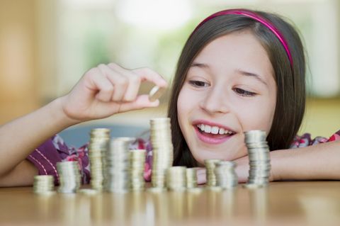 Mädchen beim Geld zählen
