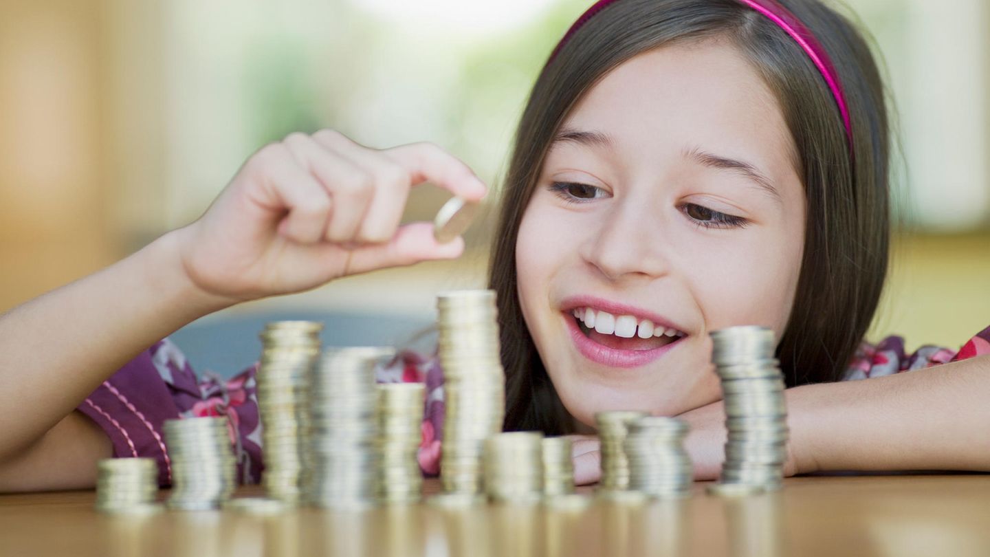 Mädchen beim Geld zählen