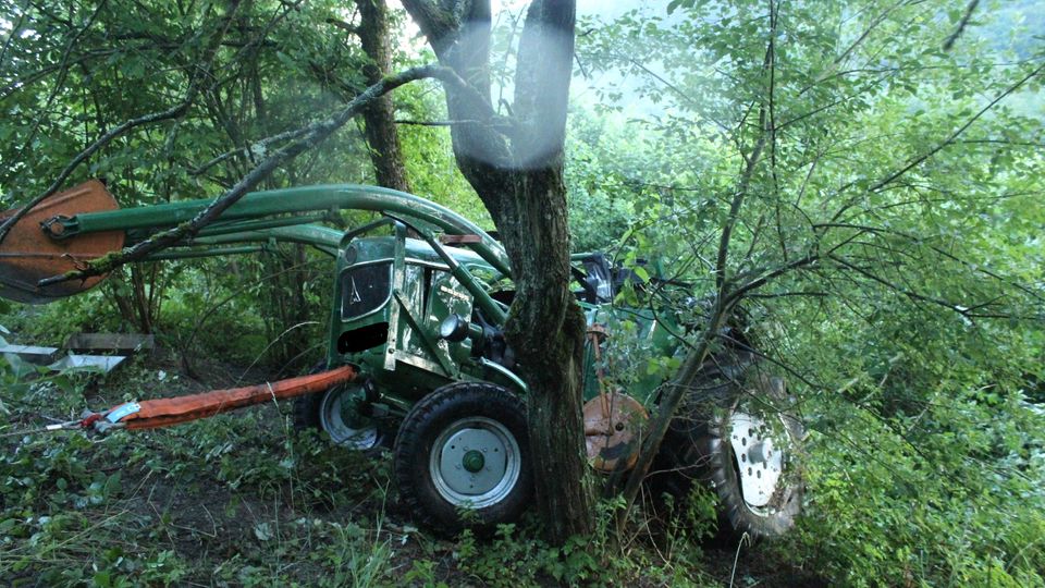 Nachrichten aus Deutschland: Ein Traktor liegt zerstört an einem Abhang
