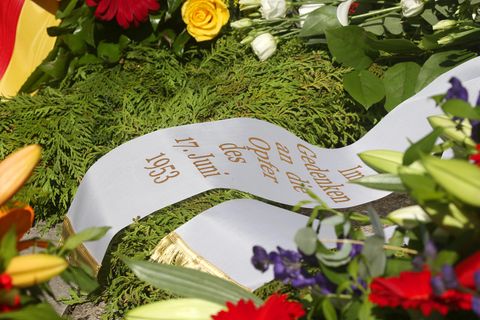 Volksaufstand in der DDR: Blumenkranz auf einem Friedhof in Berlin