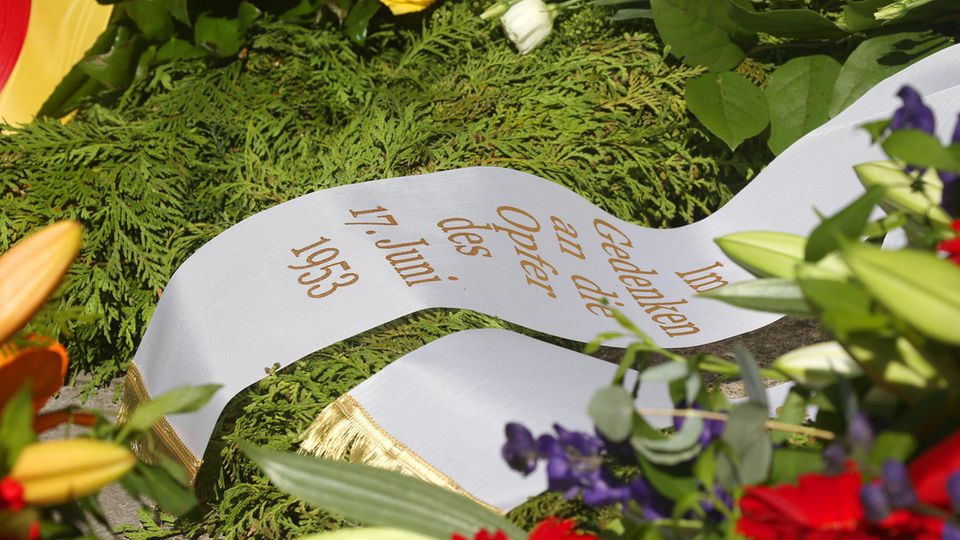 Volksaufstand in der DDR: Blumenkranz auf einem Friedhof in Berlin