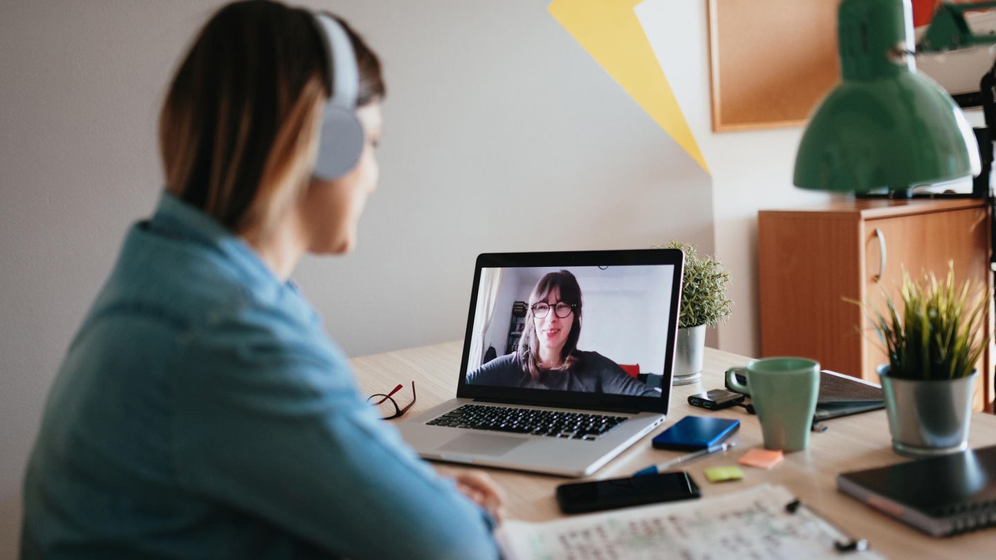 Zuhause arbeiten: Segnung Homeoffice? Naja. Über die Geister, die Videocalls in unser Leben spülen Zuhause arbeiten: Segnung Homeoffice? Naja. Über die Geister, die Videocalls in unser Leben spülen