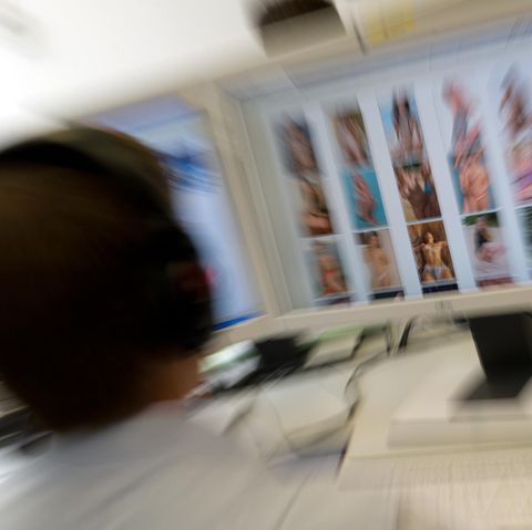 Ermittler sitzt vor einem Monitor mit kinderpornografischen Inhalten