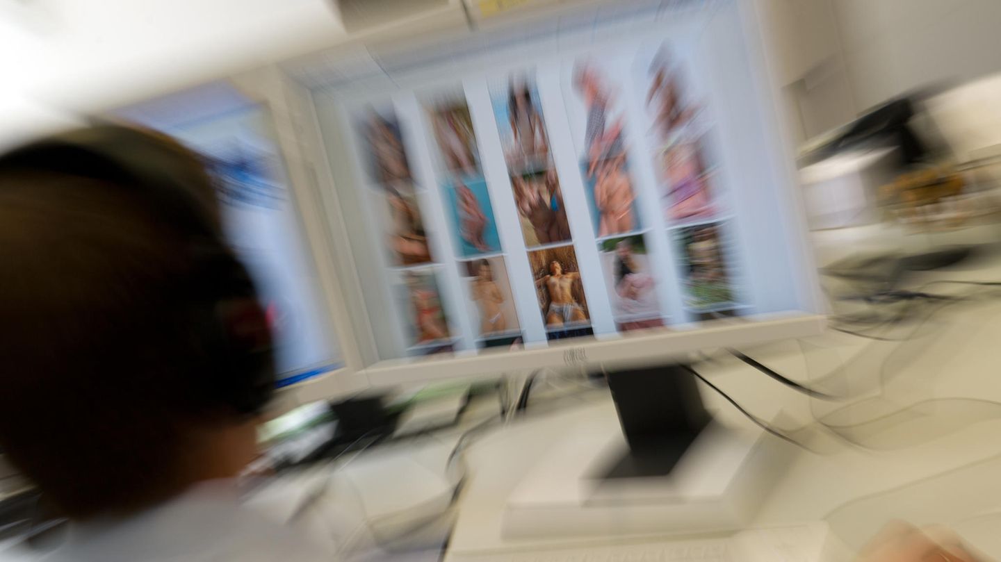 Kindesmissbrauch: Verhaltenstherapeut im Interview Ermittler sitzt vor einem Monitor mit kinderpornografischen Inhalten