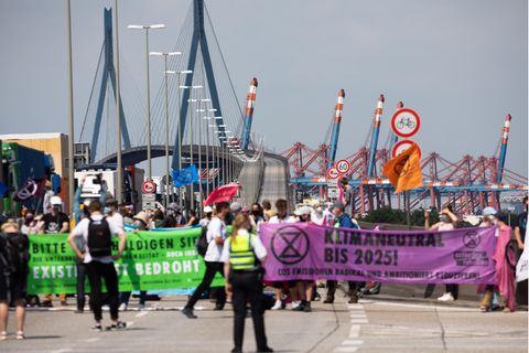 Extinction Rebellion blockieren Köhlbrandbrücke in Hamburg