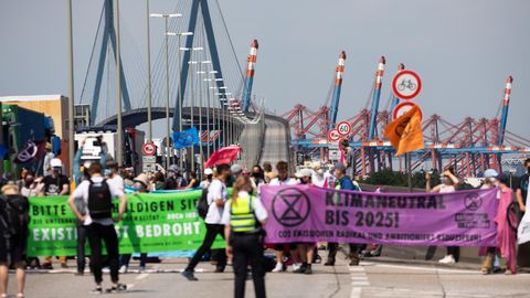 Extinction Rebellion blockieren Köhlbrandbrücke in Hamburg