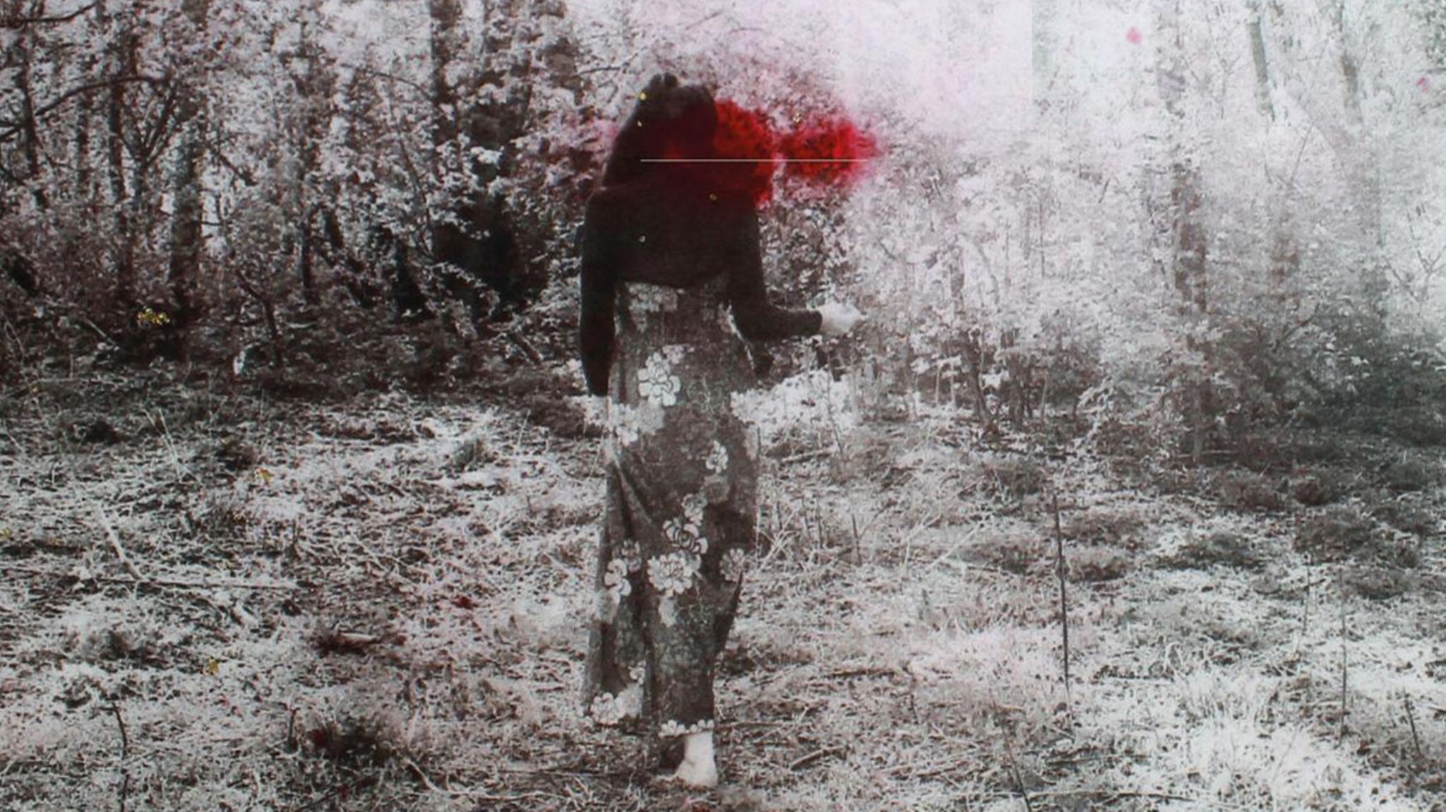 Eine verschwommene Aufnahme einer Frau im Wald
