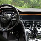 Edler Innenraum mit Klavierlack, Chrom und Holzfurnier