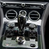 Glänzende Knopfarmada auf der Mittelkonsole