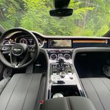 Die Sitze sind dick gepolstert und fixieren den Oberkörper