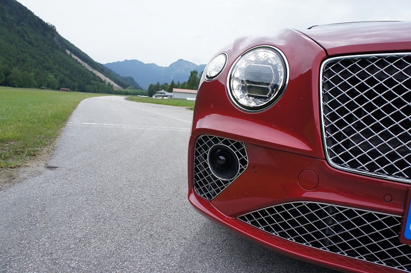 Trotzdem schafft der Bentley Continental GT V8 eine Höchstgeschwindigkeit von 318 km/h