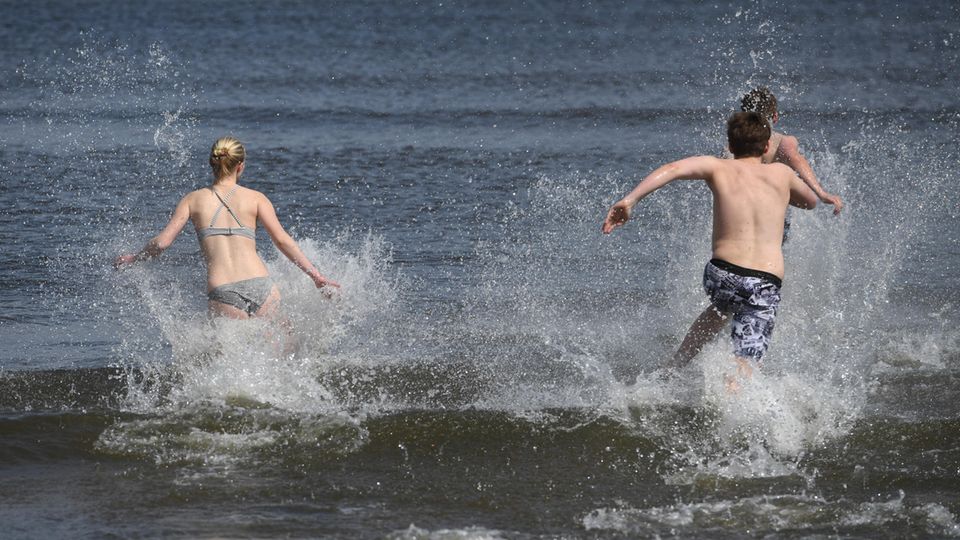 Menschen baden in der Ostsee - Vibrionen-Infektionsgefahr diesen Sommer erhöht