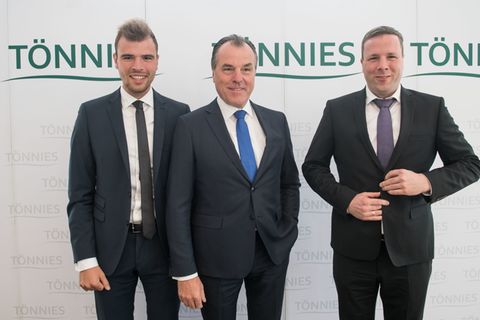 Robert Tönnies (rechts) liegt im Clinch mit seinem Onkel Clemens. Links dessen Sohn Max