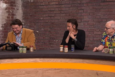 "Bares für Rares"-Händler Daniel Meyer verzieht sein Gesicht. Gerade hat er eine Walze zerbrochen. Fabian Kahl und Ludwig Hofmaier schauen überrascht.