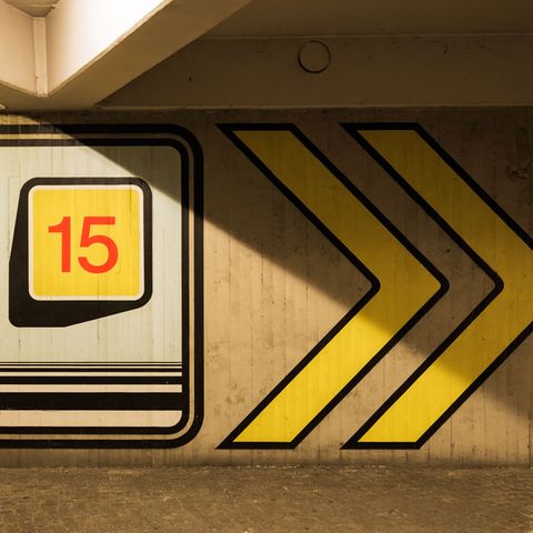 Einfahrt zum Flughafen Berlin-Tegel
