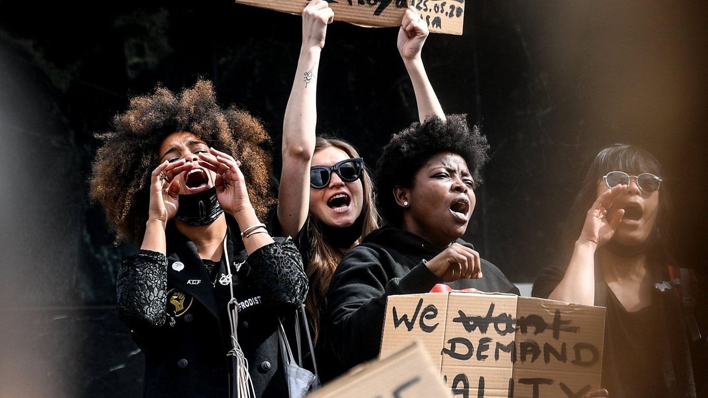 Nach dem gewaltsamen Tod von George Floyd am 25. Mai in der US-Stadt Minneapolis durch einen weißen Polizisten sind in deutschen Städten Tausende gegen Rassismus und Diskriminierung auf die Straße gegangen. 