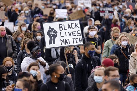  Anti-Rassismus-Demonstration von Black Lives Matter in der Deutzer Werft in Köln.