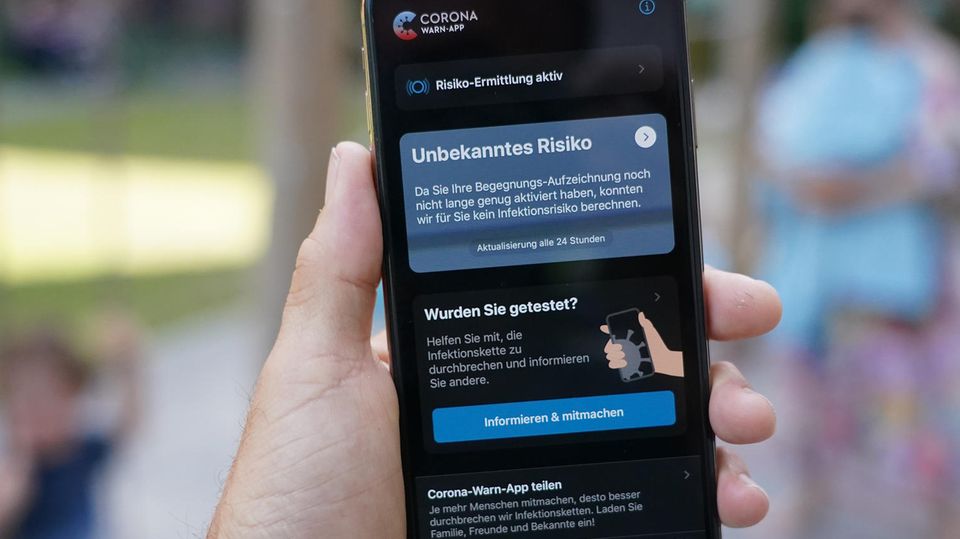Corona-Warn-App: Gesundheitsämter klagen, dass die Leute damit nicht klar kommen.