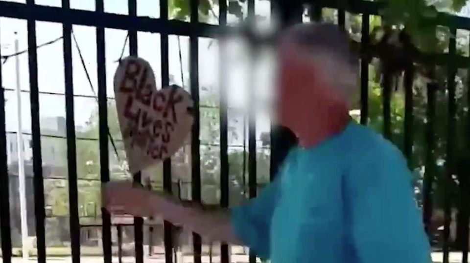 Mann reißt in South Philadelphia Plakate gegen Rassismus ab. 