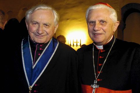 Georg Ratzinger (links) und Papst Benedikt XVI.