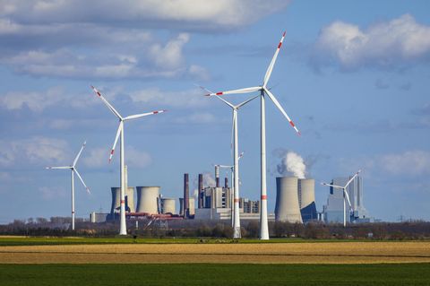 Selbst vor dem riesigen Braunkohlekraftwerk Neurath im Rheinland drehen sich inzwischen Windräder