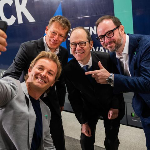 Damals war Nähe noch erlaubt: Nico Rosberg bei der Präsentation seines Greentech Festivals im Januar. Inzwischen ist es auf den 18. bis 20. September verschoben worden. Mit dabei Bahnchef Richard Lutz, der britische Botschafter Sir Sebastian Wood und Marco Voigt, Mitgründer des Greentech Festivals (v.l.).