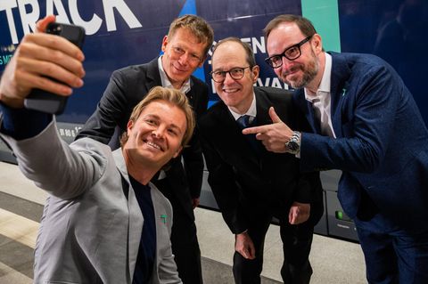 Damals war Nähe noch erlaubt: Nico Rosberg bei der Präsentation seines Greentech Festivals im Januar. Inzwischen ist es auf den 18. bis 20. September verschoben worden. Mit dabei Bahnchef Richard Lutz, der britische Botschafter Sir Sebastian Wood und Marco Voigt, Mitgründer des Greentech Festivals (v.l.).