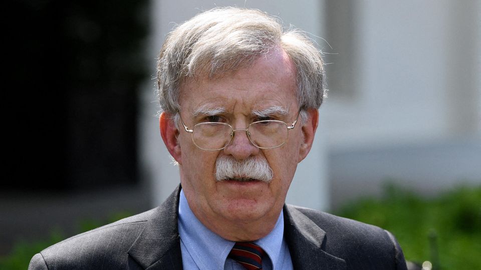 Hardliner und Enthüllungsautor : Der Mann, der sich mit Trump anlegt: Wer ist John Bolton?